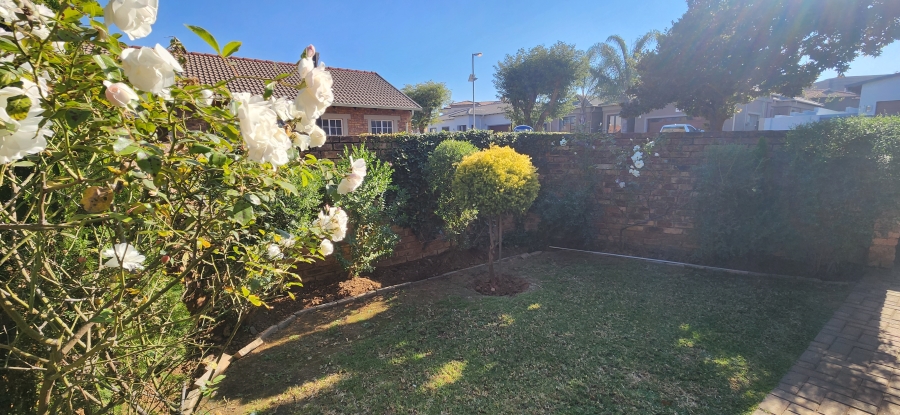 To Let 2 Bedroom Property for Rent in Greenstone Hill Gauteng