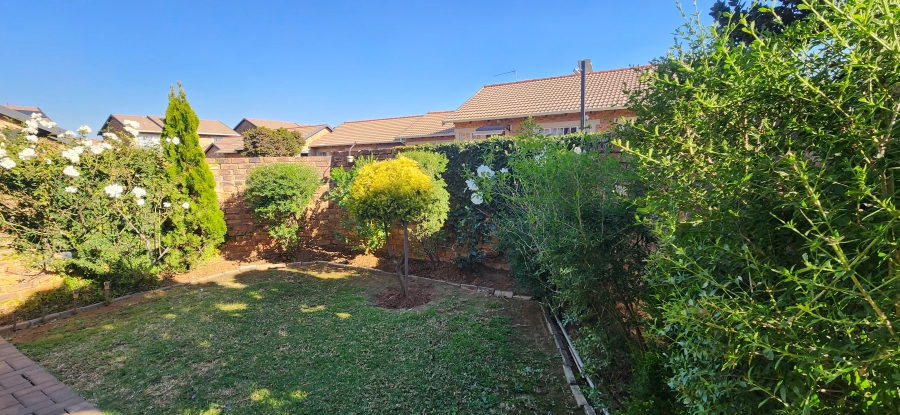 To Let 2 Bedroom Property for Rent in Greenstone Hill Gauteng