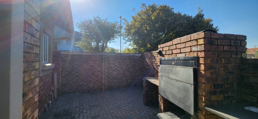 To Let 2 Bedroom Property for Rent in Greenstone Hill Gauteng