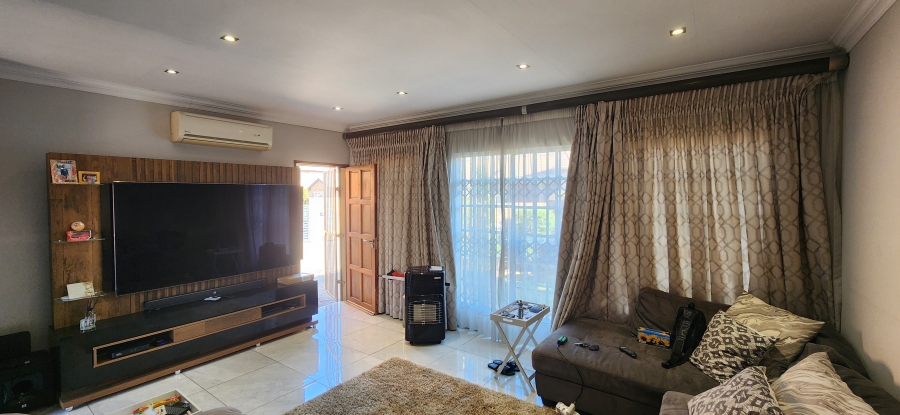 To Let 2 Bedroom Property for Rent in Greenstone Hill Gauteng