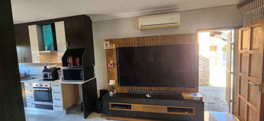 To Let 2 Bedroom Property for Rent in Greenstone Hill Gauteng