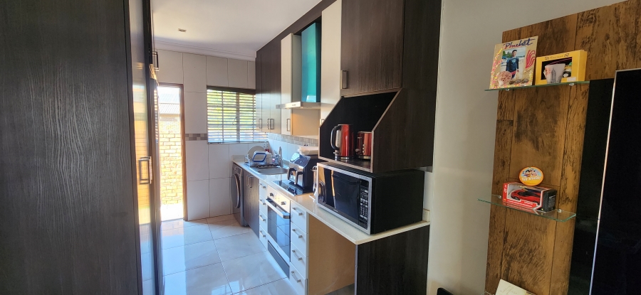 To Let 2 Bedroom Property for Rent in Greenstone Hill Gauteng