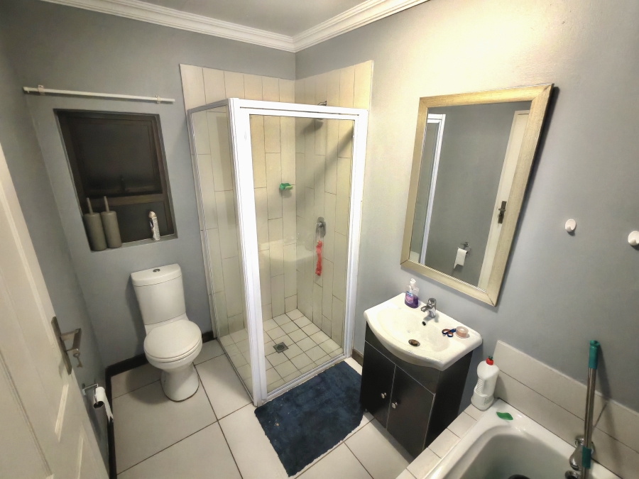 1 Bedroom Property for Sale in Rooihuiskraal North Gauteng