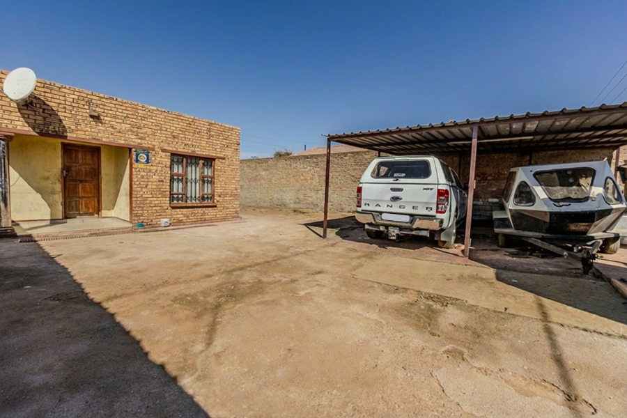 5 Bedroom Property for Sale in Tshepisong Gauteng