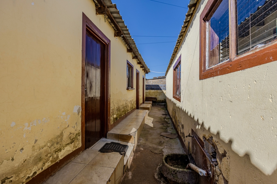 5 Bedroom Property for Sale in Tshepisong Gauteng