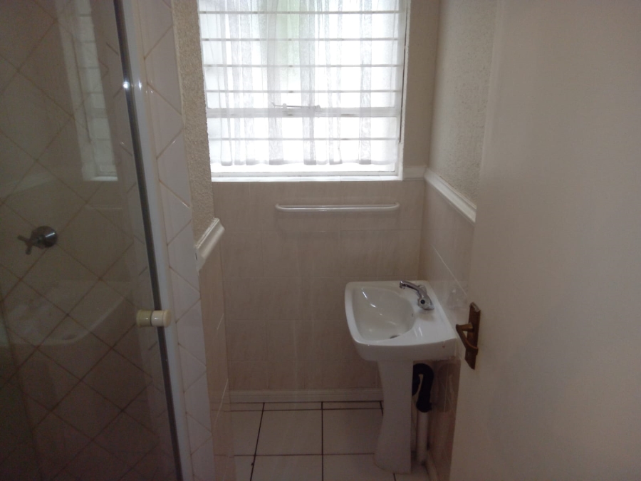 To Let 2 Bedroom Property for Rent in Douglasdale Gauteng