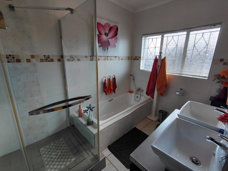 4 Bedroom Property for Sale in Sunair Park Gauteng