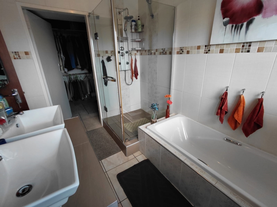 4 Bedroom Property for Sale in Sunair Park Gauteng