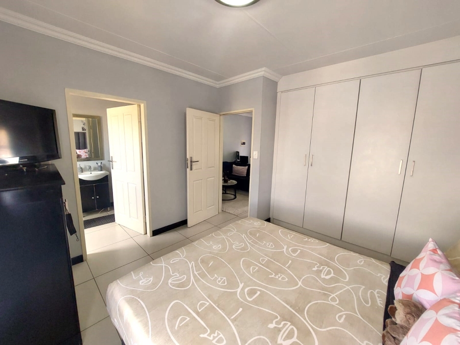 1 Bedroom Property for Sale in Rooihuiskraal North Gauteng