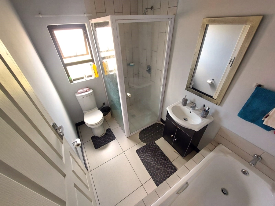 1 Bedroom Property for Sale in Rooihuiskraal North Gauteng