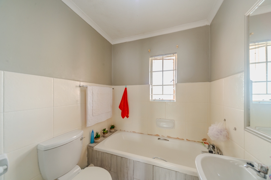 2 Bedroom Property for Sale in Die Hoewes Gauteng
