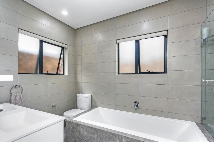 3 Bedroom Property for Sale in Crowthorne AH Gauteng
