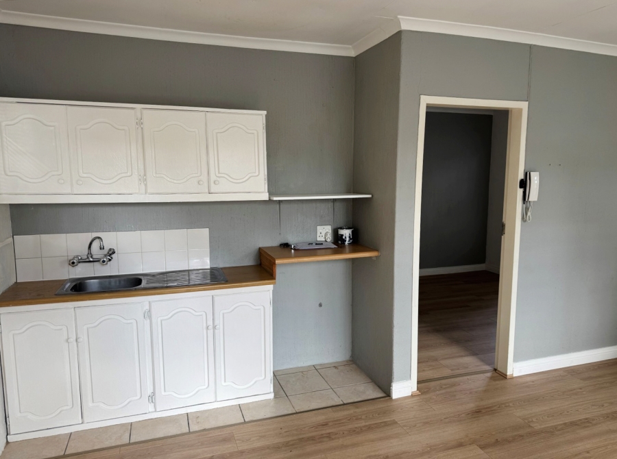 To Let 1 Bedroom Property for Rent in Parkmore Gauteng