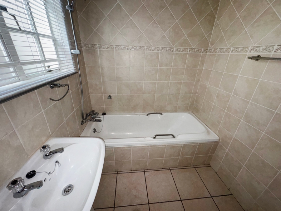 To Let 1 Bedroom Property for Rent in Parkmore Gauteng