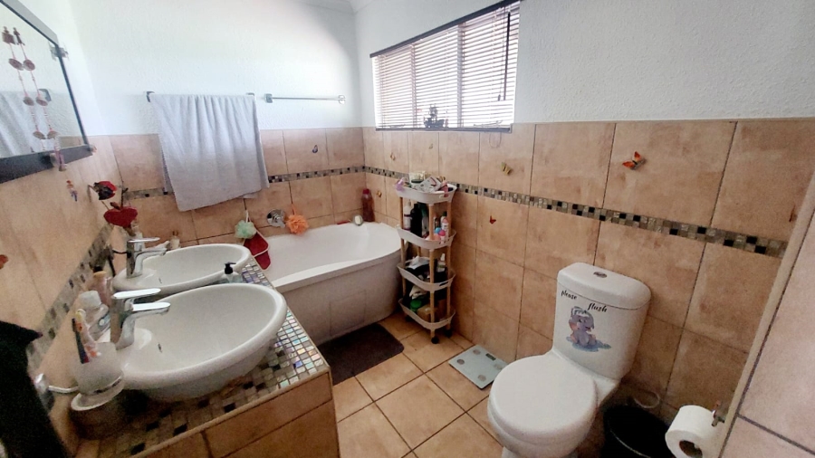 3 Bedroom Property for Sale in Loumarina A H Gauteng