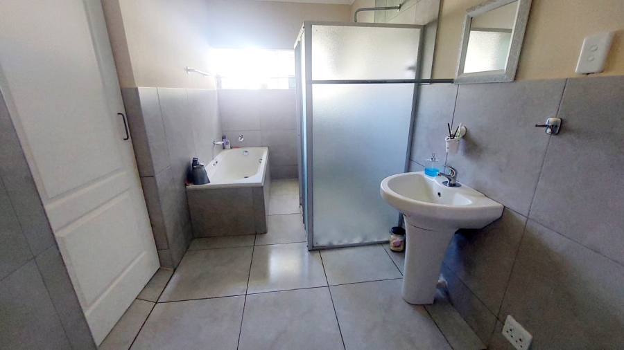 3 Bedroom Property for Sale in Loumarina A H Gauteng