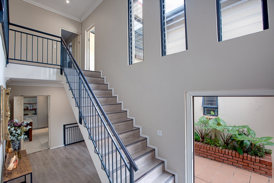 5 Bedroom Property for Sale in Glenadrienne Gauteng