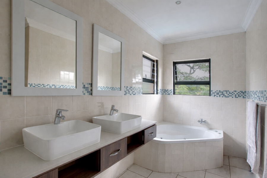 5 Bedroom Property for Sale in Glenadrienne Gauteng