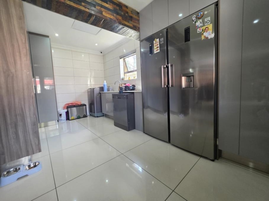5 Bedroom Property for Sale in Verwoerdpark Gauteng