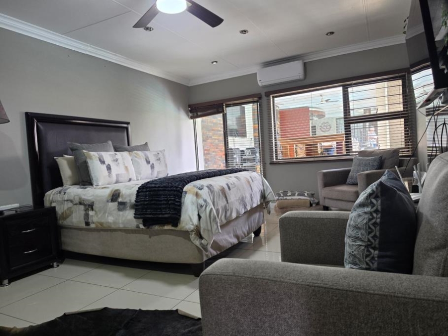 5 Bedroom Property for Sale in Verwoerdpark Gauteng