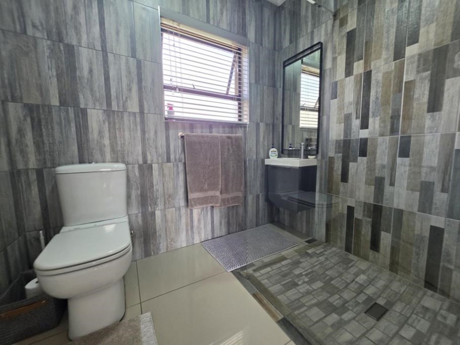 5 Bedroom Property for Sale in Verwoerdpark Gauteng