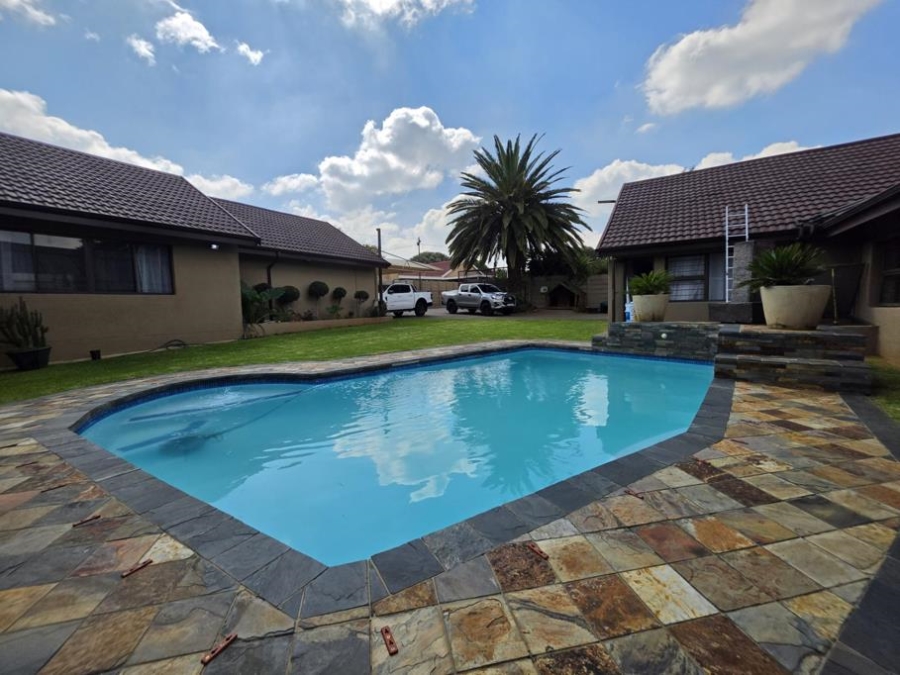 5 Bedroom Property for Sale in Verwoerdpark Gauteng
