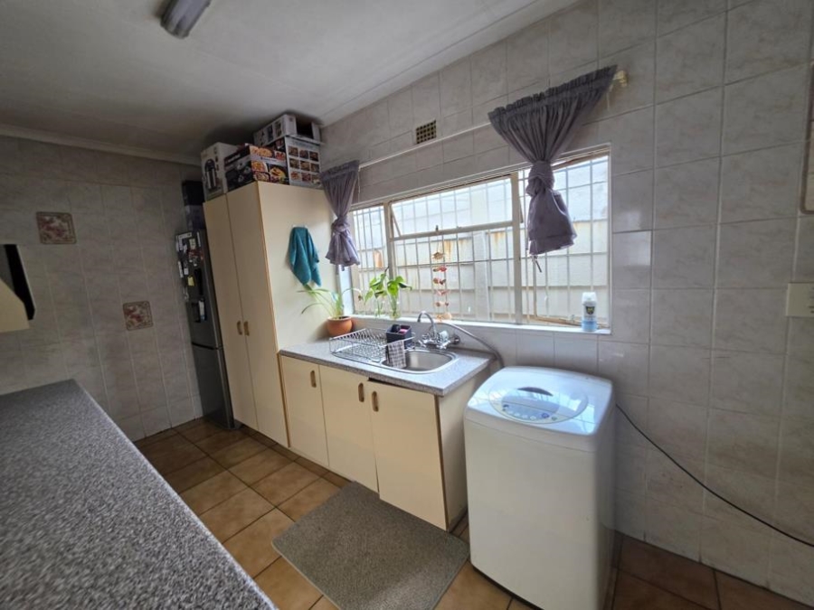 5 Bedroom Property for Sale in Verwoerdpark Gauteng
