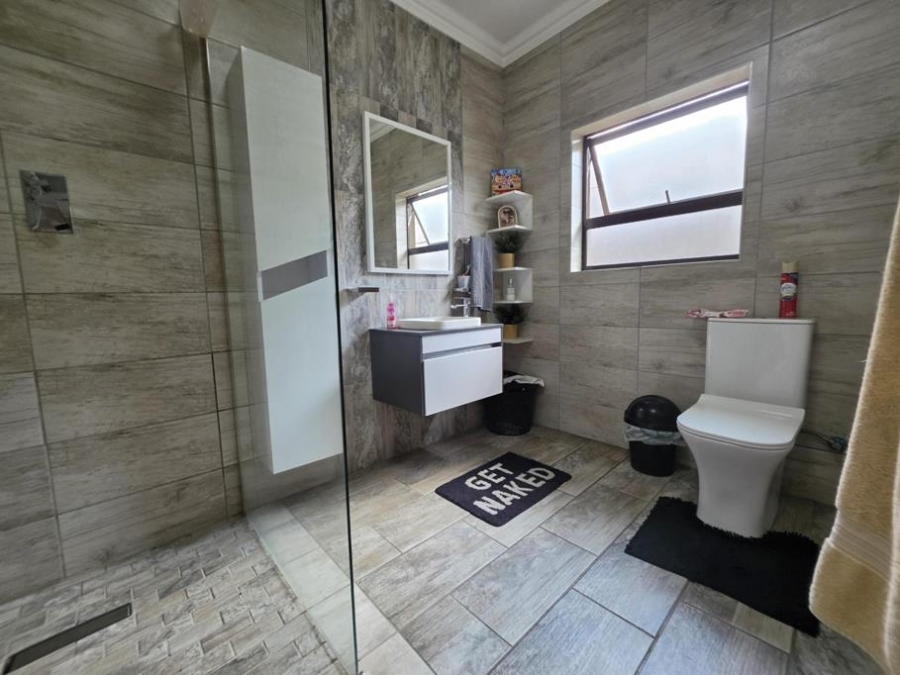 5 Bedroom Property for Sale in Verwoerdpark Gauteng