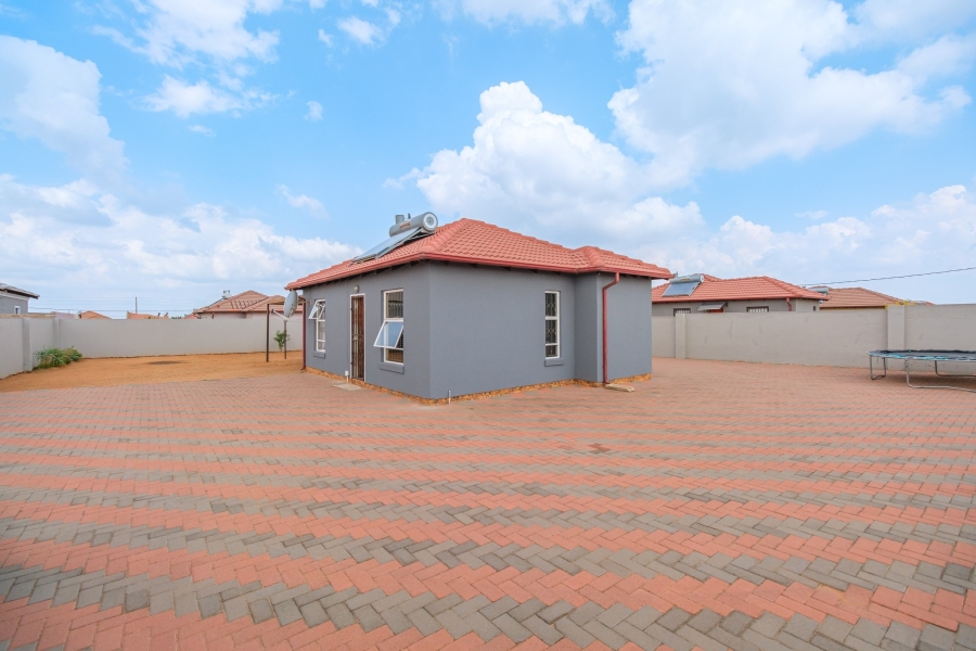2 Bedroom Property for Sale in Azaadville Gardens Gauteng