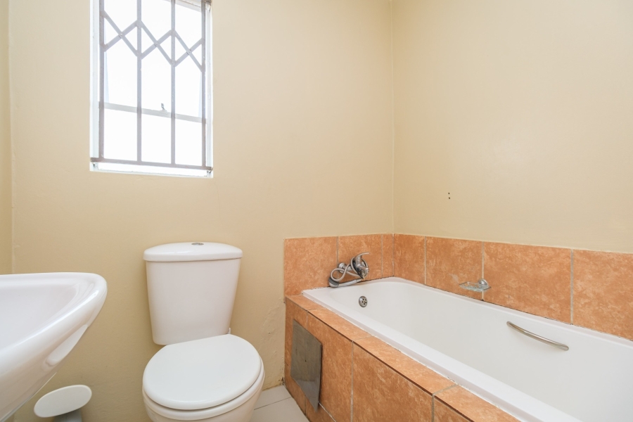 2 Bedroom Property for Sale in Azaadville Gardens Gauteng