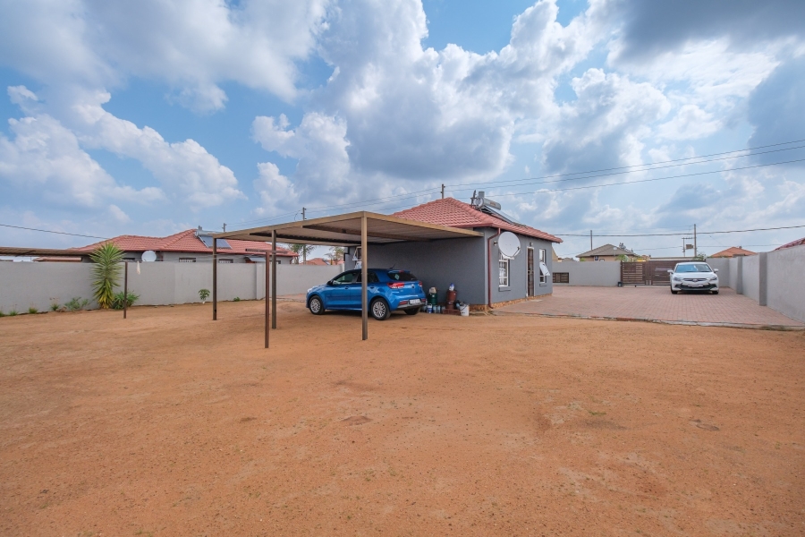2 Bedroom Property for Sale in Azaadville Gardens Gauteng
