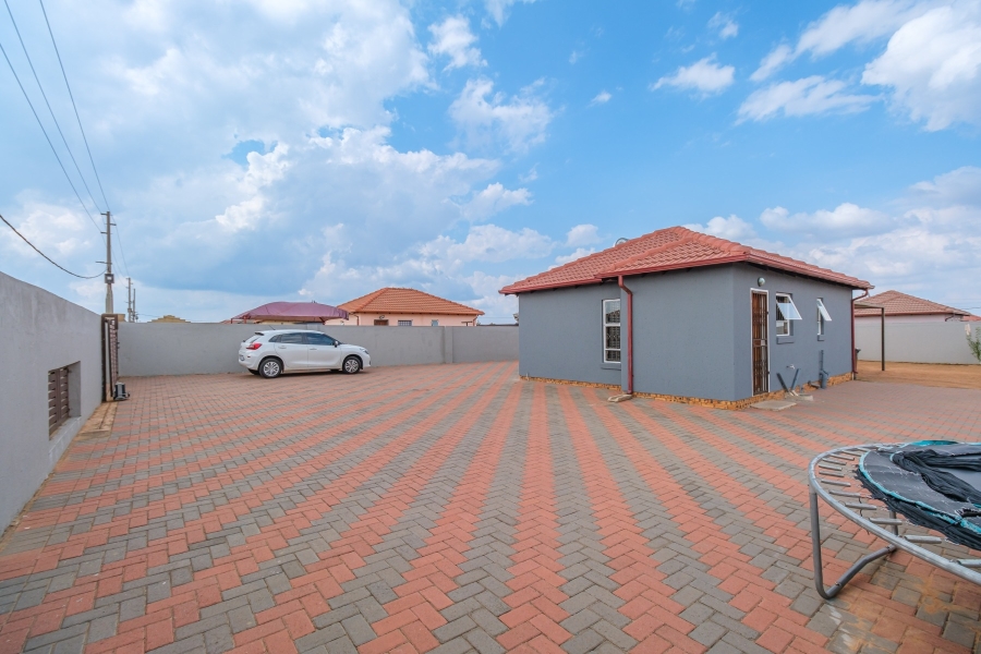 2 Bedroom Property for Sale in Azaadville Gardens Gauteng
