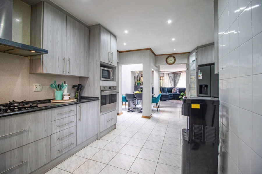 4 Bedroom Property for Sale in Mackenzie Park Gauteng