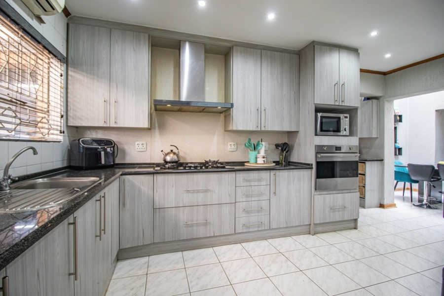 4 Bedroom Property for Sale in Mackenzie Park Gauteng