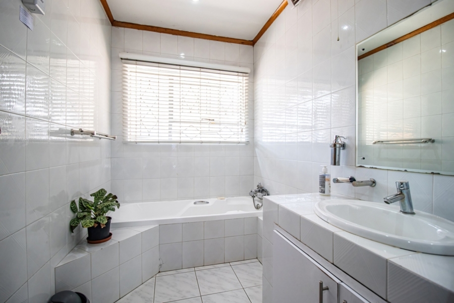 4 Bedroom Property for Sale in Mackenzie Park Gauteng
