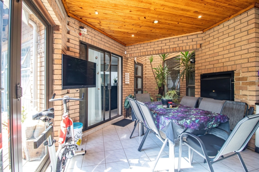 4 Bedroom Property for Sale in Mackenzie Park Gauteng