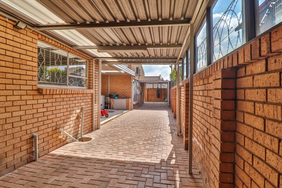 4 Bedroom Property for Sale in Mackenzie Park Gauteng