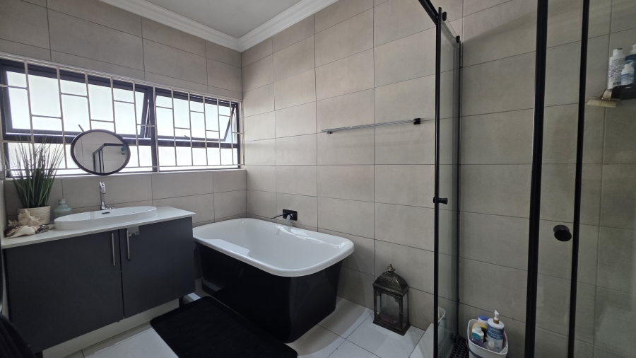 5 Bedroom Property for Sale in Lynnwood Glen Gauteng