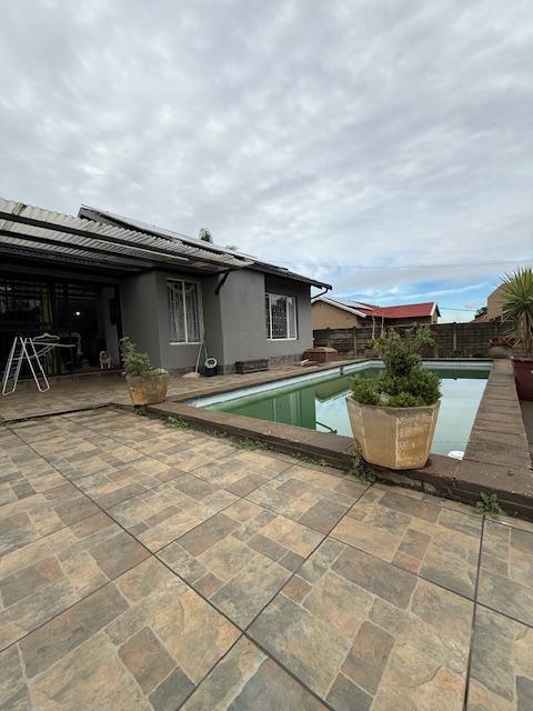 3 Bedroom Property for Sale in Crystal Park Gauteng