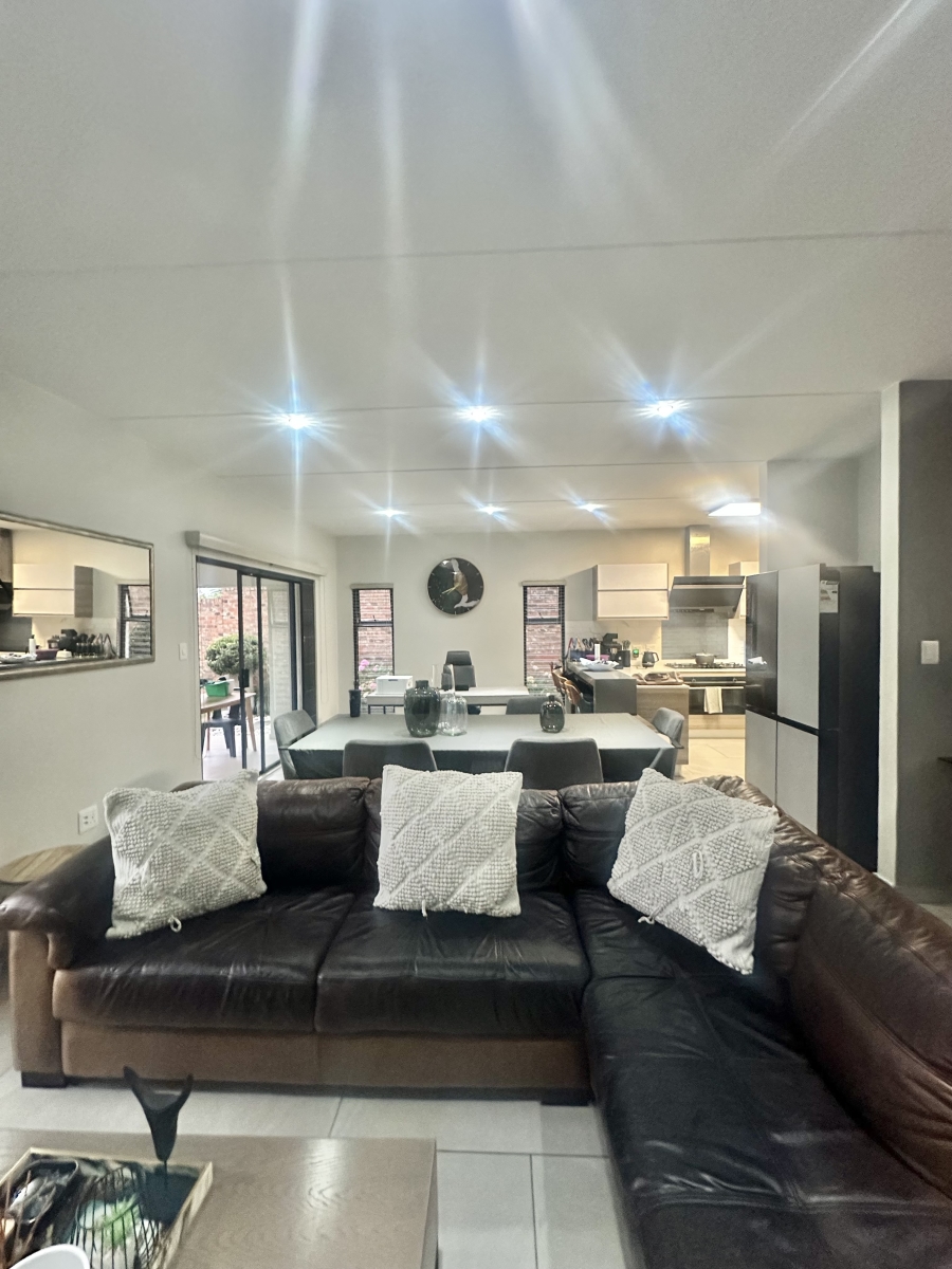 4 Bedroom Property for Sale in Crowthorne AH Gauteng