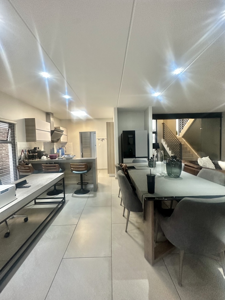 4 Bedroom Property for Sale in Crowthorne AH Gauteng