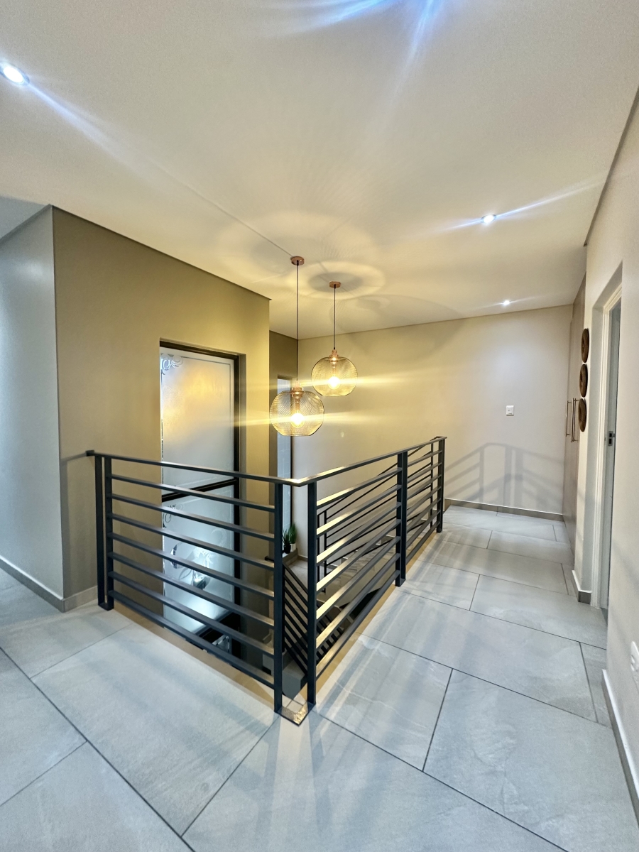 4 Bedroom Property for Sale in Crowthorne AH Gauteng