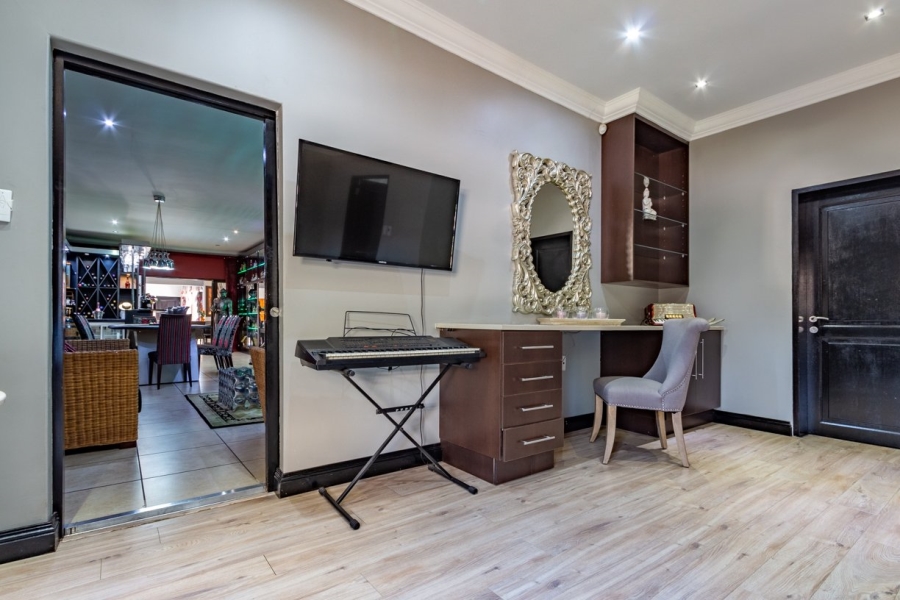 6 Bedroom Property for Sale in Sunward Park Gauteng