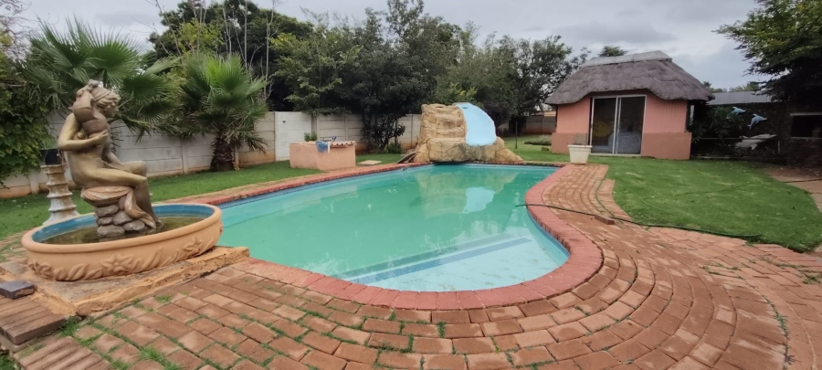 6 Bedroom Property for Sale in Westonaria Gauteng
