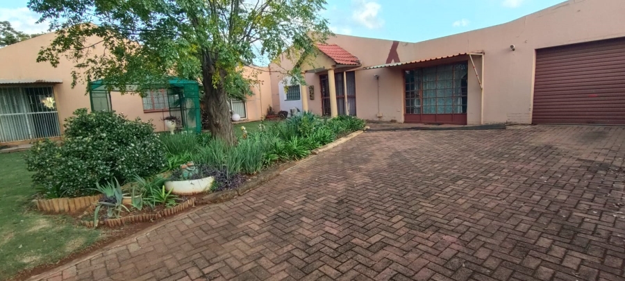 6 Bedroom Property for Sale in Westonaria Gauteng