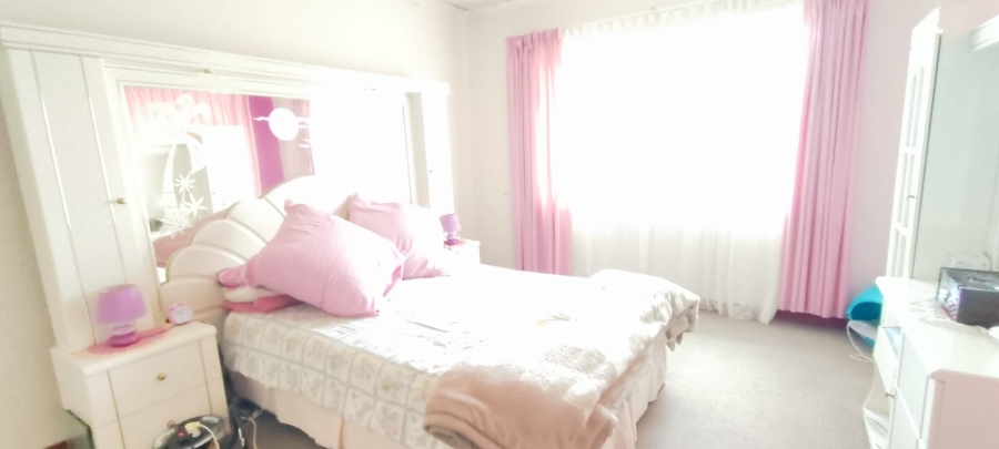 6 Bedroom Property for Sale in Westonaria Gauteng