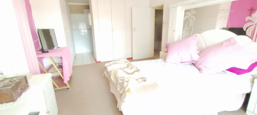 6 Bedroom Property for Sale in Westonaria Gauteng