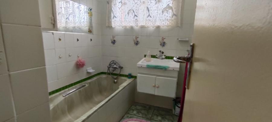 6 Bedroom Property for Sale in Westonaria Gauteng
