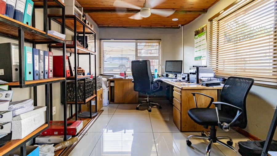 5 Bedroom Property for Sale in Verwoerdpark Gauteng