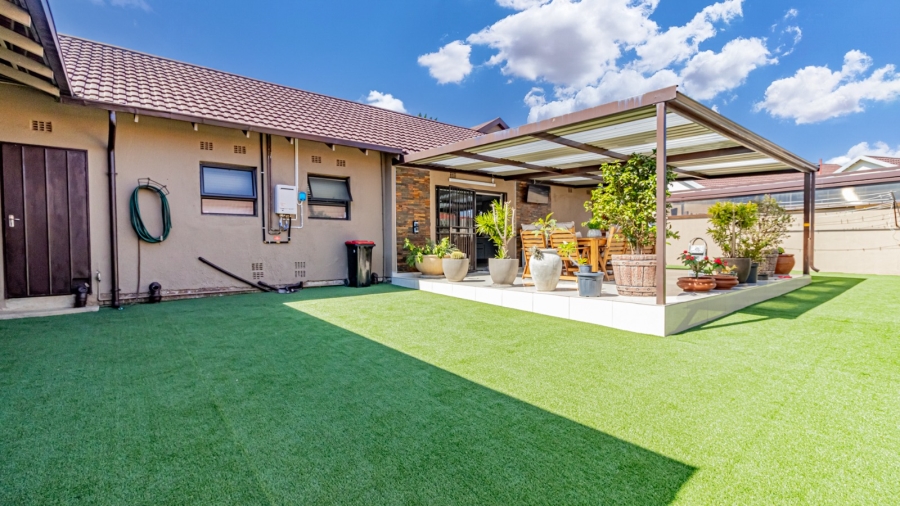 5 Bedroom Property for Sale in Verwoerdpark Gauteng
